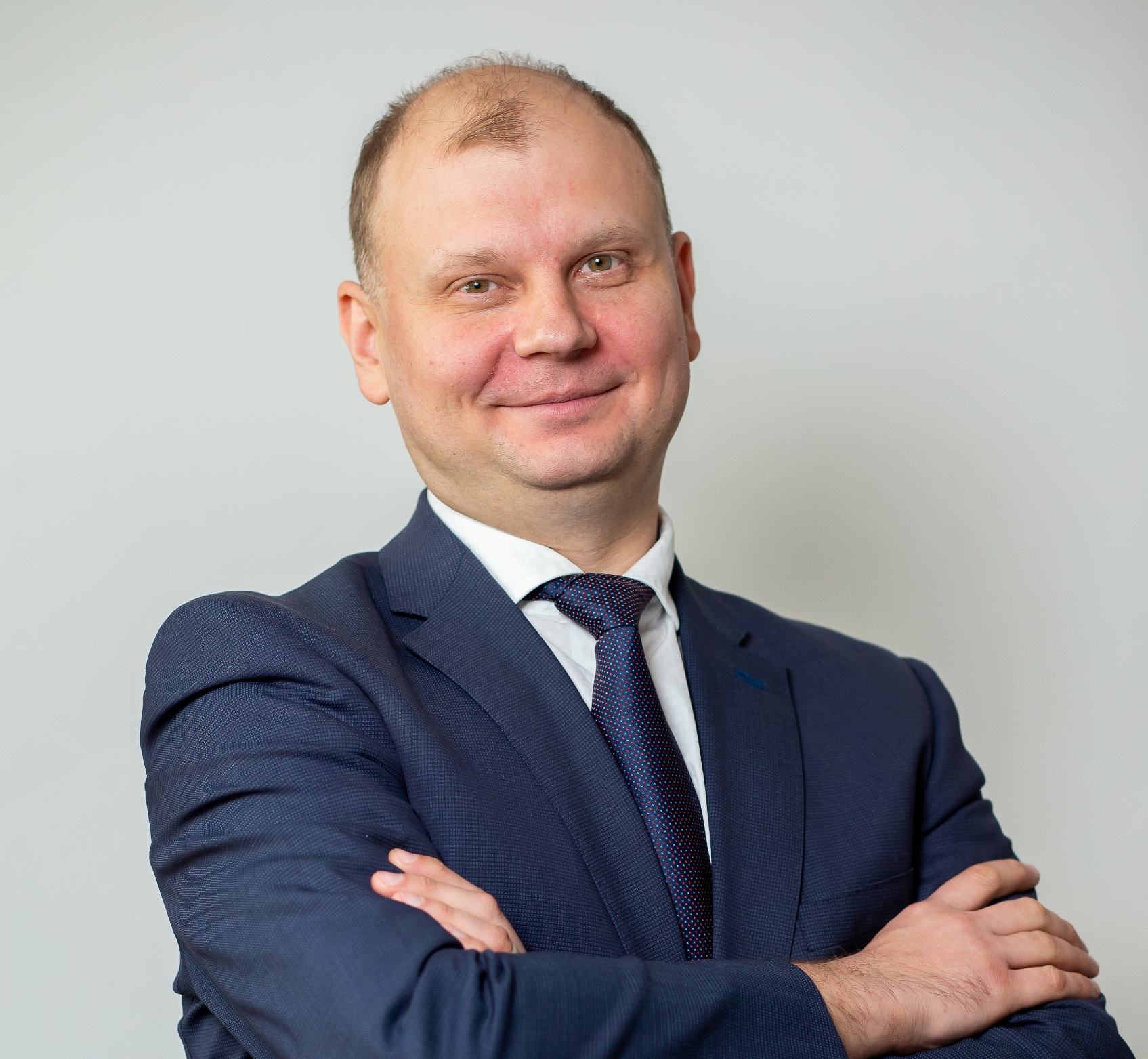 <h1>Дмитро Яковлєв</h1>
<h2>Заступник Голови Правління, Член Правління</h2>
<p>Курирує роздрібний бізнес.</p>
<p>Має вищу освіту в сфері управління і ділового адміністрування (Донецька державна академія управління).</p>
<p>Досвід роботи в банківський сфері на керівних посадах - 16 років. Працював в Державному експортно-імпортному банку, Банку ЮНІСОН, Банку ФОРВАРД, Альпарі-банку.</p>
<p> </p>